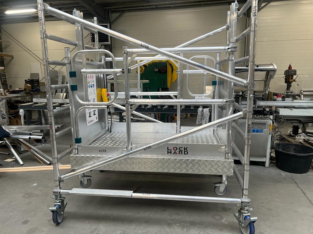 Bouwlift - De Rolsteigerlift Type L compact, met erg veel ruimte.
