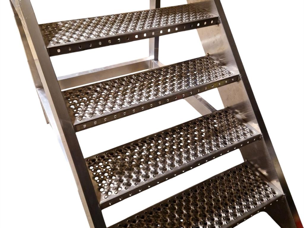 Machine bordestrap op maat gemaakt door Steiger & Ladderspecialist