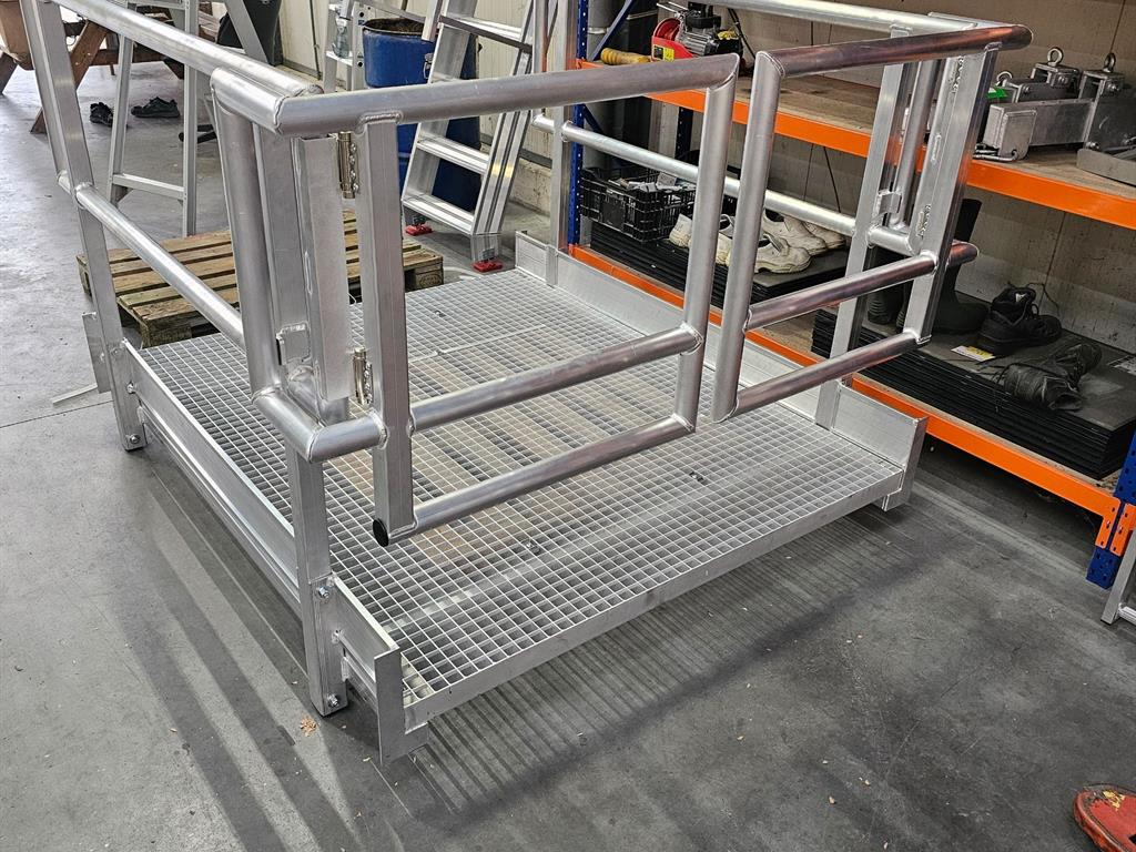 Afdichtings Platform voor een tank met deksel ( Aluminium ) met openslaande deuren