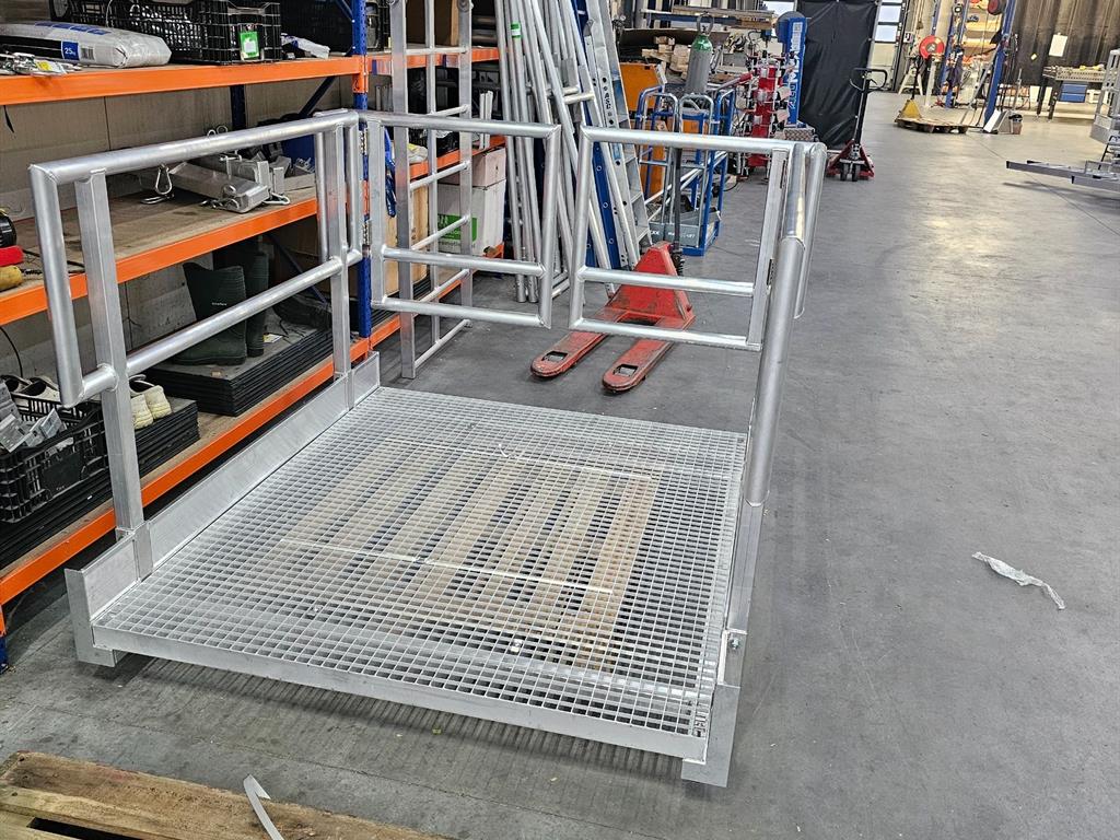 Afdichtings Platform voor een tank met deksel ( Aluminium ) achterzijde tegen het deksel aan, open.