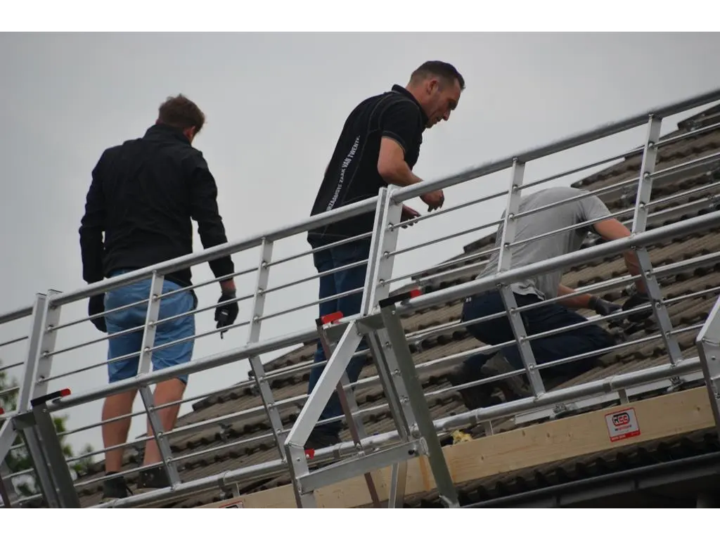 Persoonlijke vs. collectieve valbeveiliging – Wat is veiliger op hoogte?