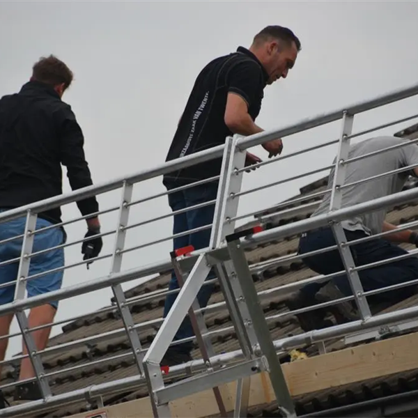 Persoonlijke vs. collectieve valbeveiliging – Wat is veiliger op hoogte?