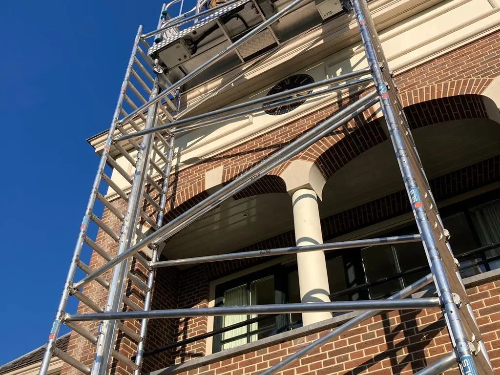 Elektrische steigerlift kopen: complete gids voor bouwbedrijven en installateurs (2026)