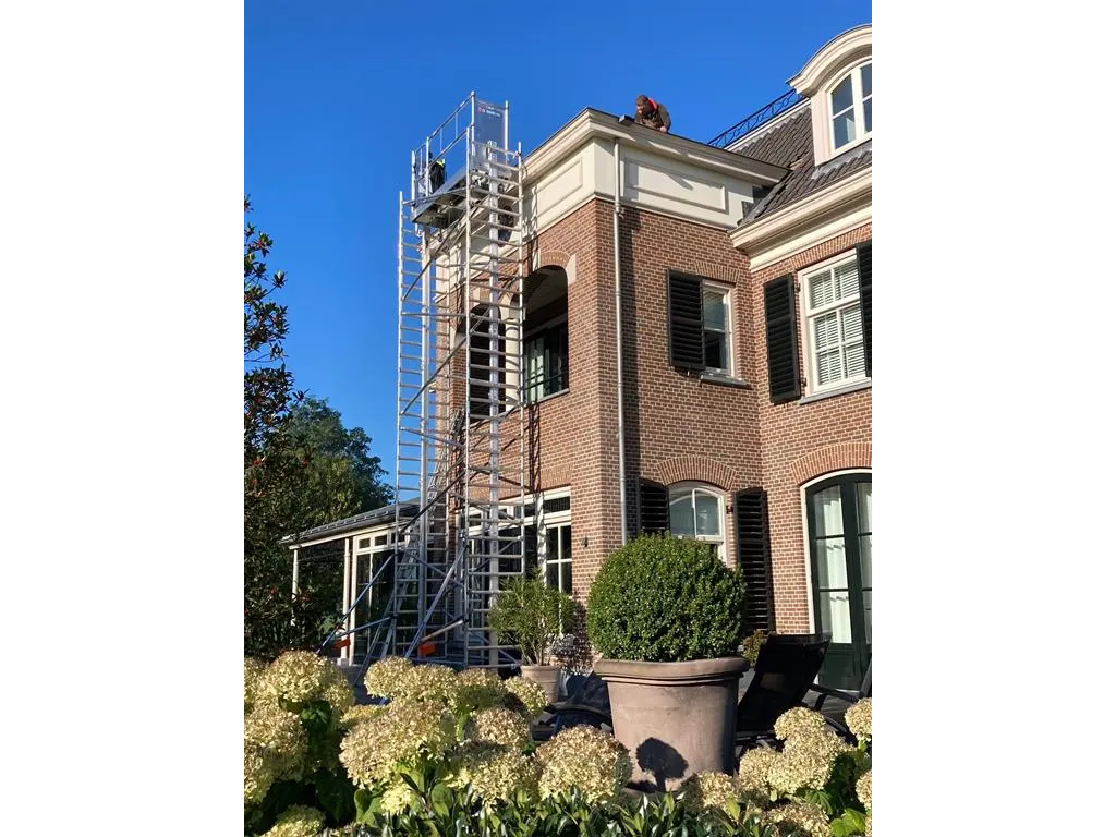 Zonnepanelen installeren met een elektrische steigerlift: complete praktijkgids (2026)