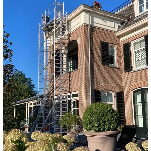 Zonnepanelen installeren met een elektrische steigerlift: complete praktijkgids (2026)