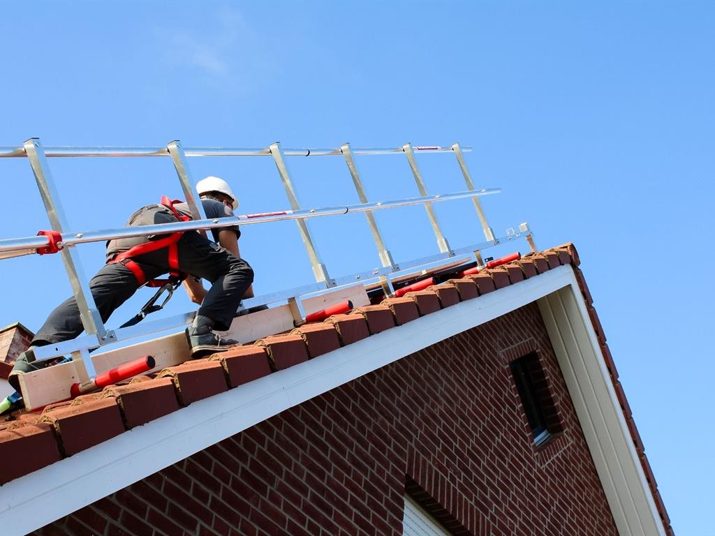 Welke koprandbeveiliging heb ik nodig voor een schuin dak?