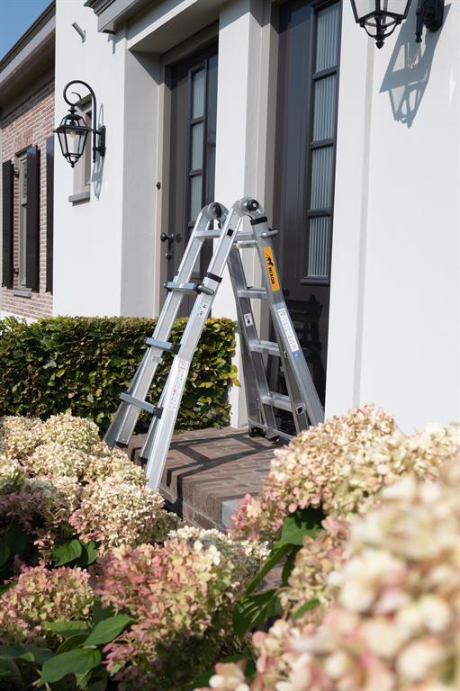 Vouwladder op een trap gezet.