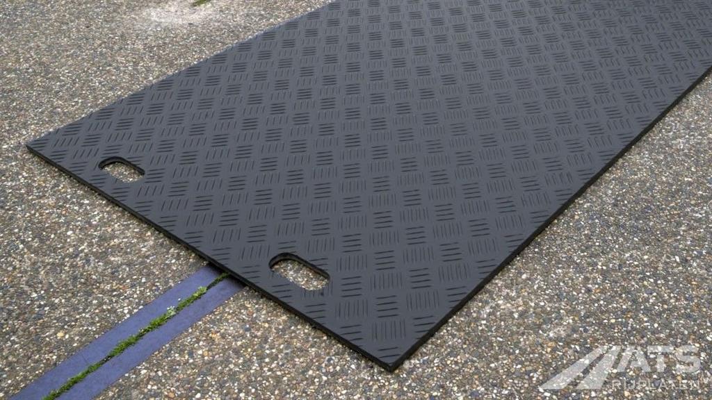 Kunststof rijplaten 3000 x 300 x 15 mm met antislip profiel met handvaten erin!.