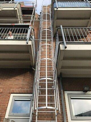 aluminium-kooiladder-met-uitstap