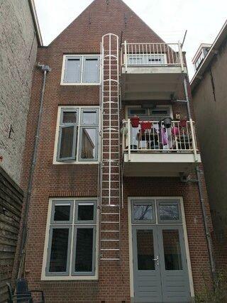 vaste-kooiladder-met-leuning
