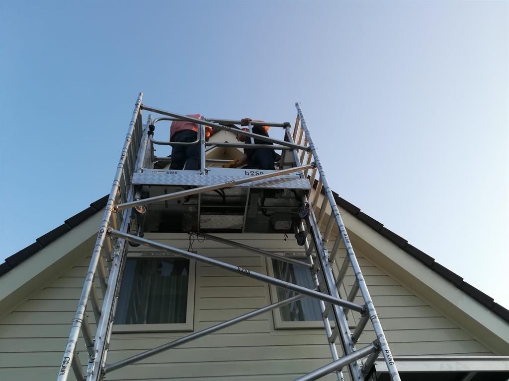 Elektrische Kamersteigerlift Type S werkhoogte 4 meter-op hoogte 8 meter.