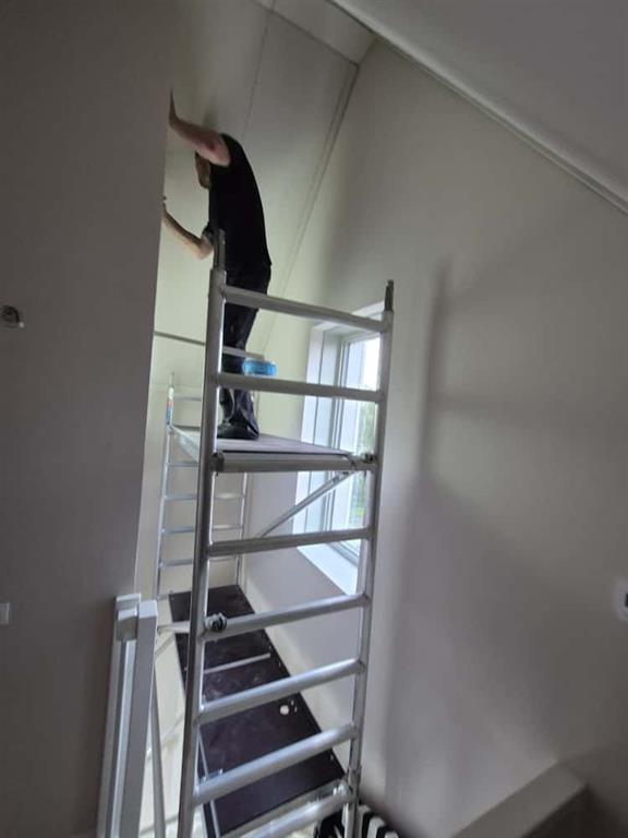 Trapsteiger Trapgatsteiger huren 75 x 190 cm. veilig werken in een trapgat opstelling.